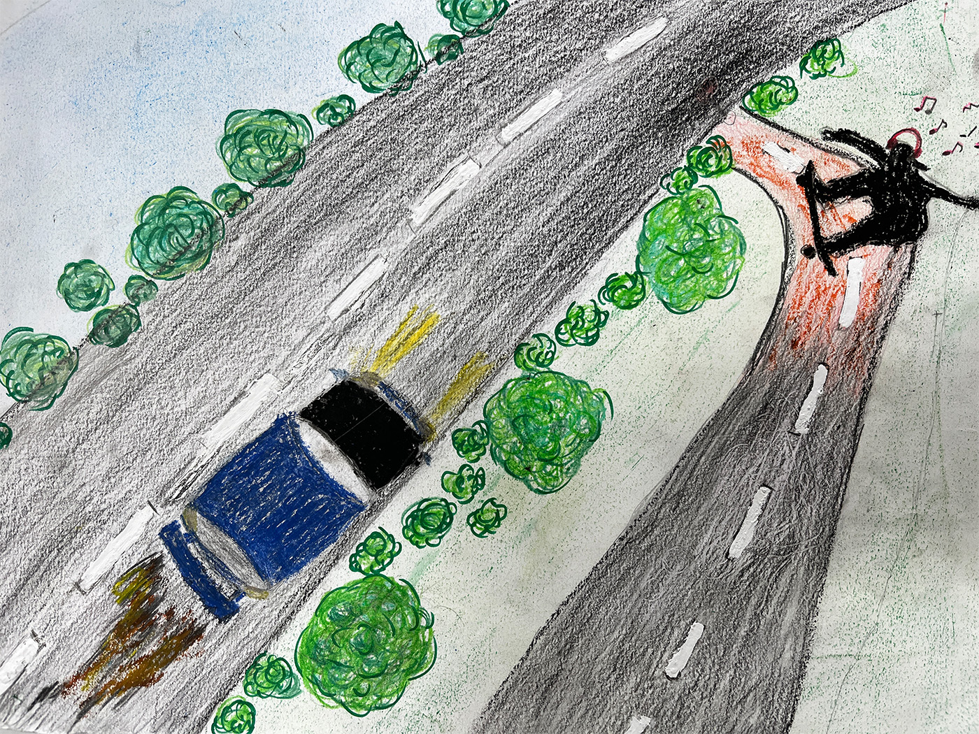 Ein Auto rast von einem gestürzten Radfahrer weg, der auf einem Radweg liegt, der von Bäumen gesäumt ist.