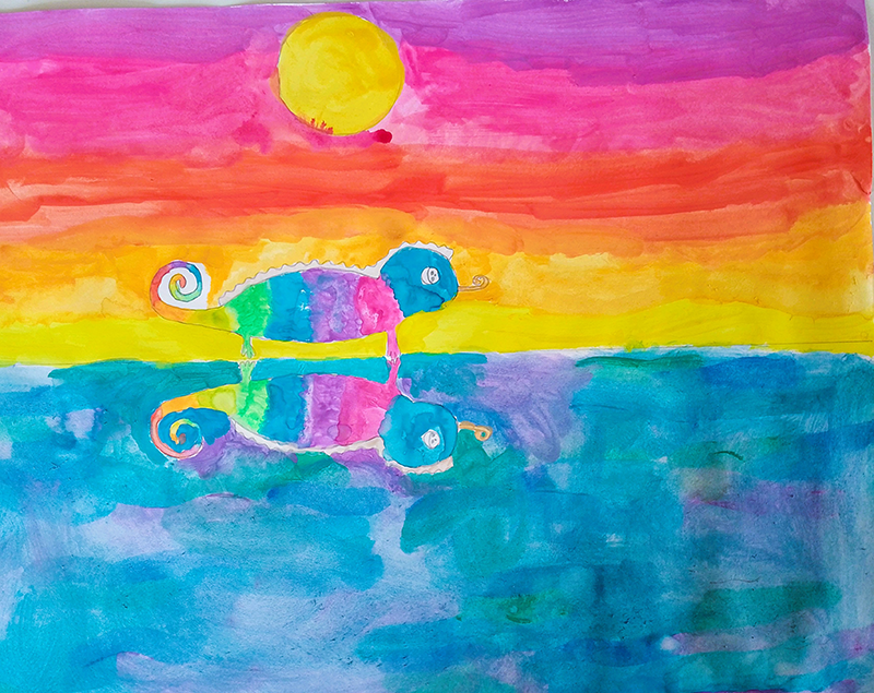 Ein regenbogenfarbenes Chamäleon mit seinem Spiegelbild vor dem Hintergrund eines leuchtenden Sonnenuntergangs über dem Wasser.